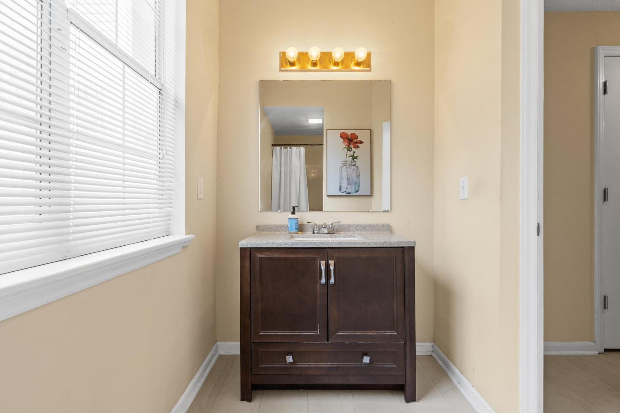 Apartment Bright And Cozy 1-br Condo, Wifi