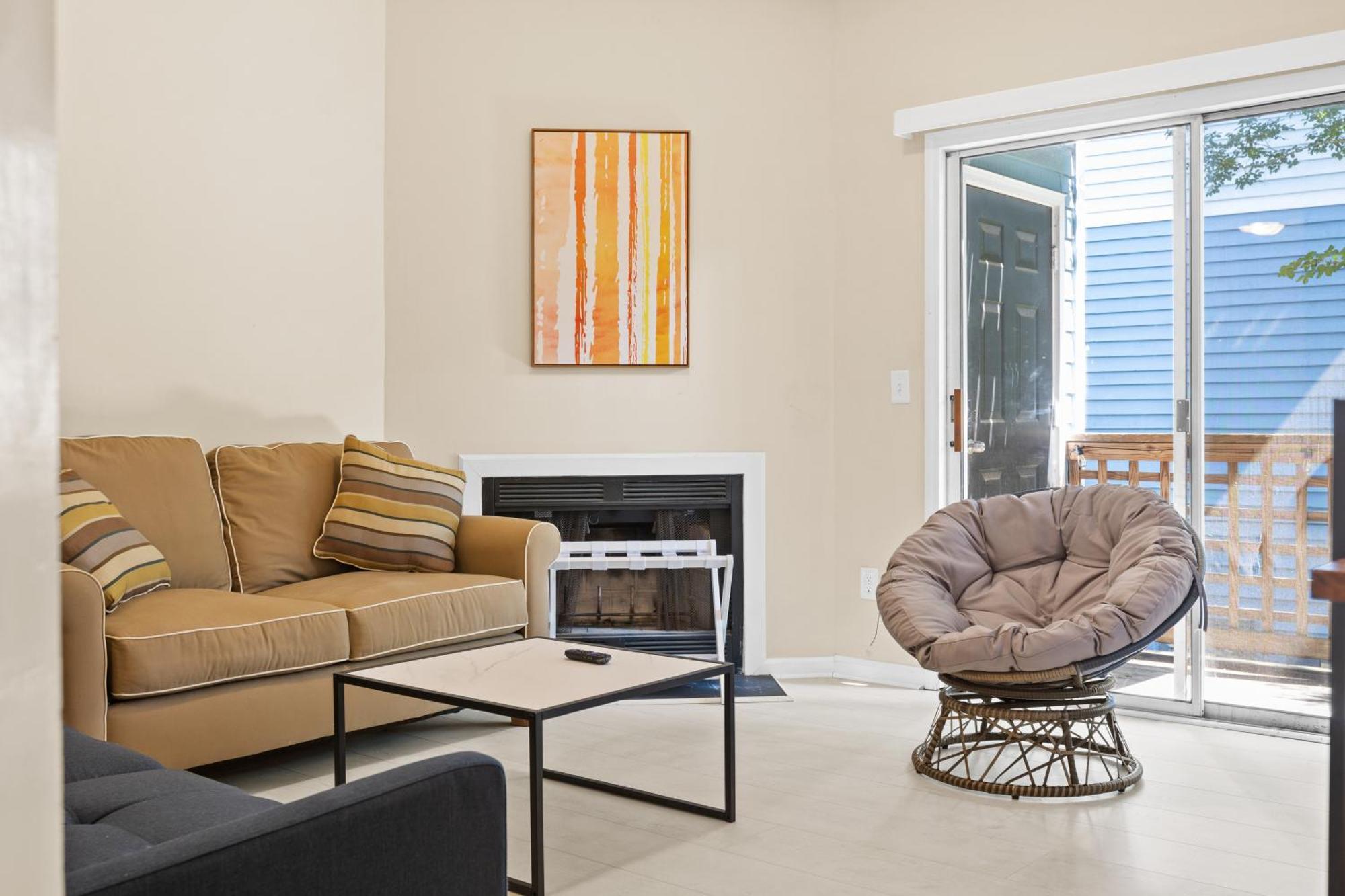 Bright And Cozy 1-br Condo, Wifi *